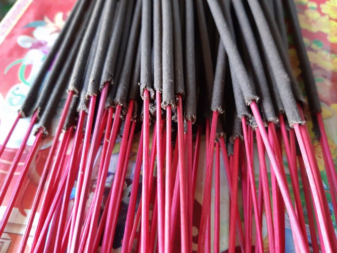 Nguyên liệu chính để làm hương chính là thân cây trầm dó được xay nhỏ, nghiền thành bột. Bột trầm nghiền mịn được trộn đều với keo thực vật, kết hợp với nước tạo độ kết dính, nhồi thành khối. Ngoài bột trầm, người dân còn làm hương với bột quế.