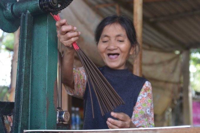 Tuy nhiên, đó là công việc khi làm hương bằng thủ công. Bởi, giờ đây người dân còn dùng máy để làm hương.