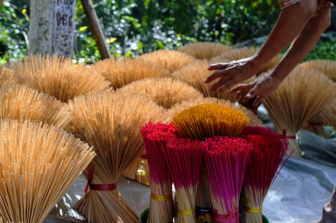 Không chỉ sản xuất đơn thuần, làng nghề nơi đây còn là điểm đến của rất nhiều đoàn du lịch trong và ngoài nước. Mỗi ngày, các cơ sở sản xuất hương tiếp đón rất nhiều vị khách. Họ tận mắt xem người thợ làm hương và tự trải nghiệm làm ra những cây hương đủ màu sắc.