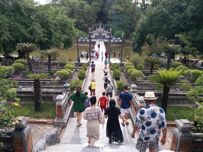 Đông đảo du khách tham quan lăng vua Minh Mạng.
