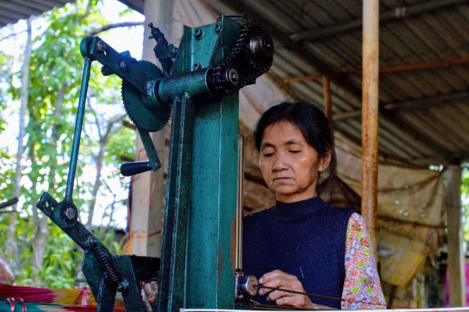 Đang ngồi trước chiếc máy để làm hương, bà Tôn Nữ Ánh Tuyết (70 tuổi, ở đường Huyền Trân Công Chúa) cho biết, bà không chỉ làm hương vào ban ngày, mà còn tranh thủ vào ban đêm để kịp xuất ra thị trường.