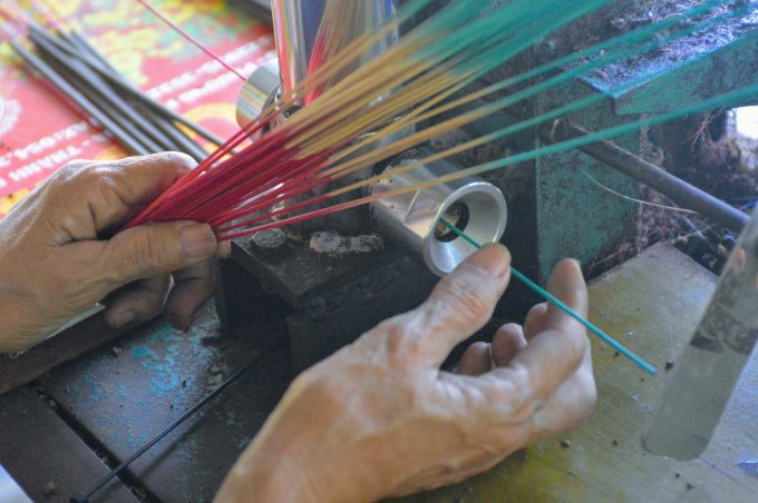 Vừa nói, bà Tuyết vừa đạp chân máy, tay bỏ chiếc chân hương vào máy, vài giây sau, một chiếc hương được ra “lò”.