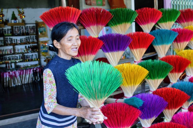 Dù tuổi đã cao, nhưng hằng ngày bà Tuyết vẫn chăm chỉ làm ra những chiếc hương phục vụ cho thị trường. Tiếp xúc với công việc này từ lúc 9 tuổi, bà Tuyết dường như thành thục mọi thao tác và biết cách để làm ra những chiếc hương đẹp mắt.