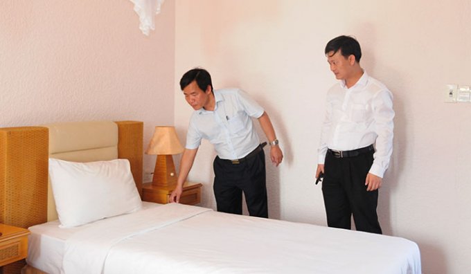 Ông Phương kiểm tra cơ sở vật chất tại khu cách ly.