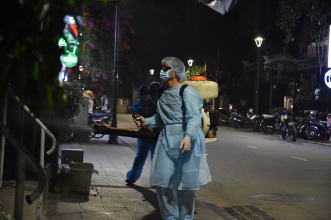 Lực lượng y tế phun tiêu độc khử trùng ở phố Tây.