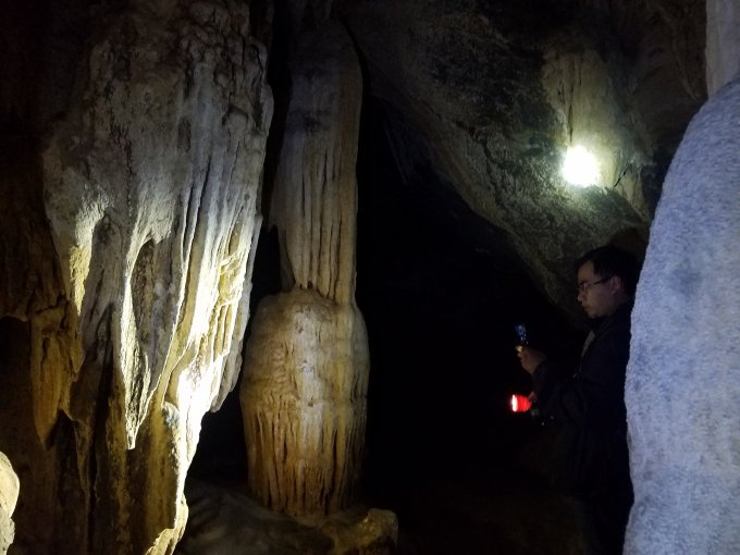 Đặt chân đến đây, du khách sẽ tận mắt chiêm ngưỡng được hệ sinh thái phong phú cùng những khối thạch nhũ đẹp hút mắt.