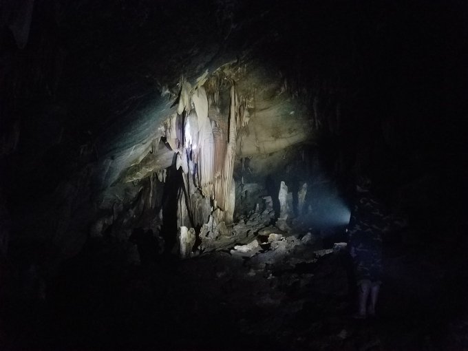 Nước chảy tí tách ở những khối thạch nhũ đẹp đến mê lòng người.