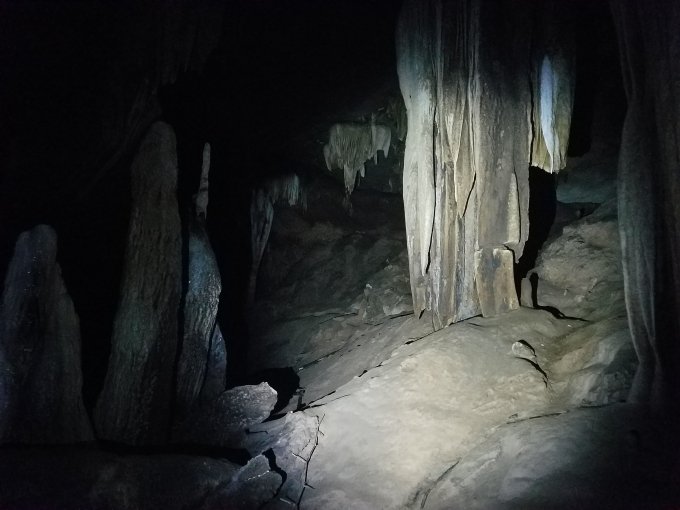 Hang động này không dài, đoạn rộng, dễ khám phá. Càng tiến vào sâu bên trong, lối đi càng nhỏ hẹp hơn… nên ít người khám phá.