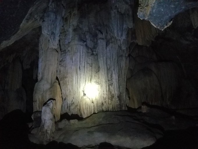 Theo người dân địa phương, hang động được phát hiện từ lâu. Trong kháng chiến, nơi đây từng che chở cho bộ đội.
