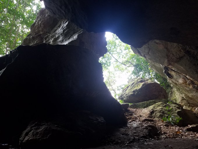Cửa hang nhìn từ bên trong hang động.