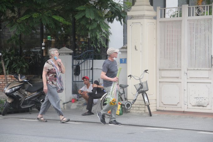 Du khách tháo hờ chiếc khẩu trang.