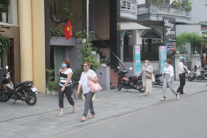 Cụ thể, phải đeo khẩu trang tại các nơi công cộng có tập trung đông người như siêu thị, sân bay, nhà ga, bến xe, trên các phương tiện giao thông công cộng...