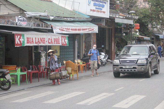 Không chỉ người Việt Nam, công dân nước ngoài tại Việt Nam cũng phải thực hiện nghiêm việc đeo khẩu trang tại các nơi công cộng có tập trung đông người.