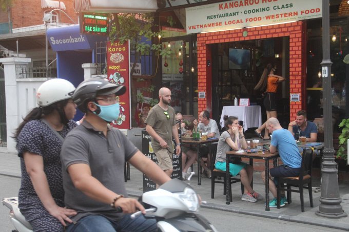 Theo ghi nhận của chúng tôi, trên các con đường, nơi công cộng ở Huế có nhiều du khách nước ngoài đi bộ.