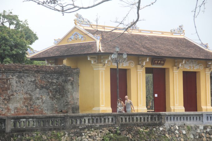 Du khách đi bộ không đeo khẩu trang.
