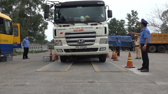 Xe vượt quá 476% tải trọng. 