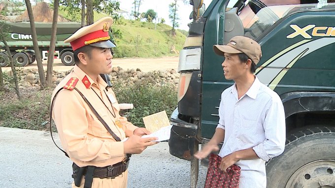 Kiểm tra xe vi phạm.
