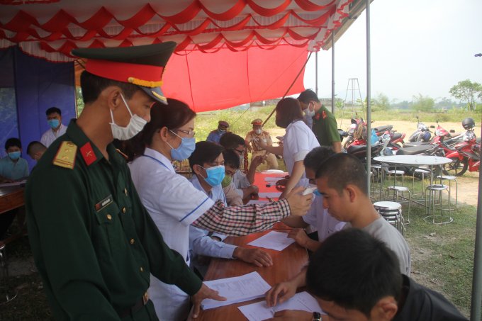 Trong trường hợp phát hiện có dấu hiệu về bệnh lí, lực lượng tại chốt sẽ báo cáo ngay cho đơn vị y tế để có phương án xử lý kịp thời.