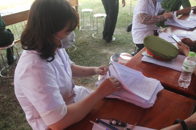 Theo lực lượng tại chốt kiểm tra, vào sáng ngày đầu tiên triển khai việc khai sức khỏe, tất cả người dân đều chấp hành tốt.
