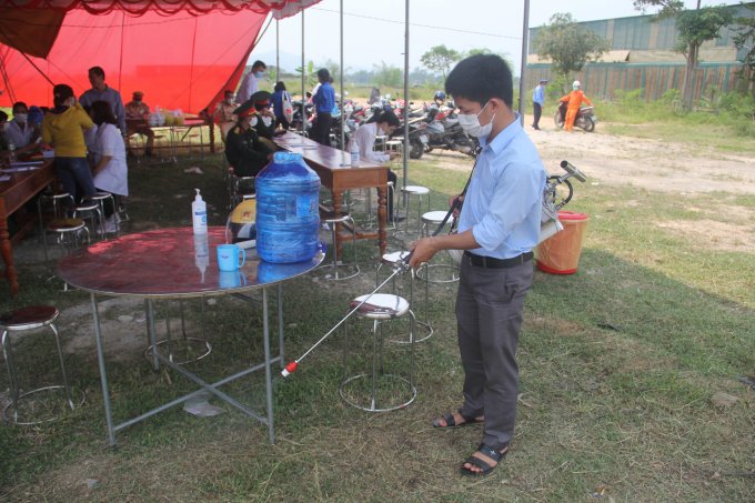 Chốt kiểm soát y tế được phun khử trùng liên tục nhằm đảm bảo vệ sinh môi trường.