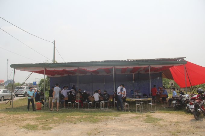 Theo ghi nhận, tại chốt đường Lý Nhân Tông đoạn giao với đường tránh TP Huế, có hàng trăm người đi vào TP Huế được mời vào kiểm tra sức khỏe.