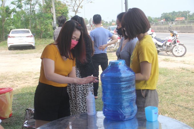 Tiếp đó, họ rửa tay bằng nước diệt khuẩn miễn phí, rồi tiến hành các bước thủ tục tiếp theo.