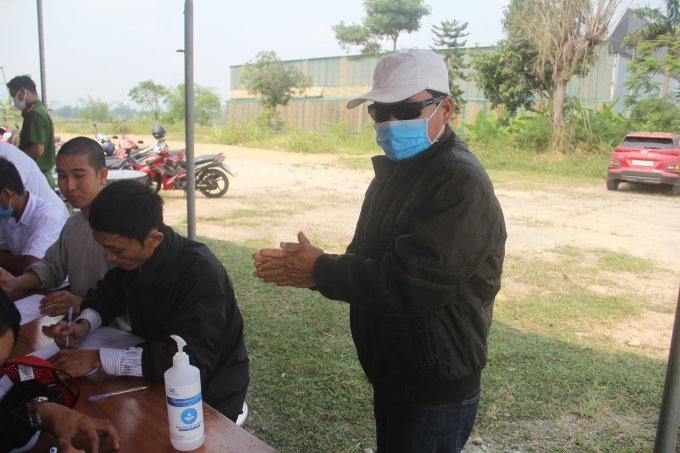 Rửa tay bằng nước diệt khuẩn miễn phí.