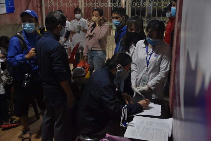 Trước khi tham gia vào hoạt động tình nguyện này, toàn thể sinh viên đã được nhà trường tổ chức tập huấn về các phương pháp đảm bảo an toàn, chống lây nhiễm dịch Covid-19.