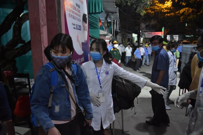 Sinh viên cũng được nhà trường trang bị, cấp phương tiện bảo hộ gồm khẩu trang, găng tay và dung dịch sát khuẩn để sử dụng trong thời gian tham gia hoạt động này.