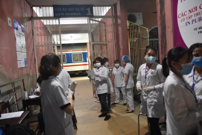 Theo ghi nhận, tại ga Huế trong tối 21/3, bên cạnh lực lượng công an, cán bộ y tế, quân đội…, còn có 5 sinh viên tình nguyện hỗ trợ các công việc.