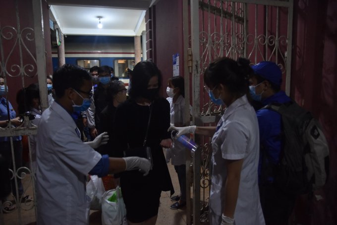 5 tình nguyện viên là sinh viên của trường Đại học Y dược – ĐH Huế.