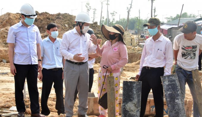 Ông Thọ trò chuyện với người dân bên căn nhà đang xây.
