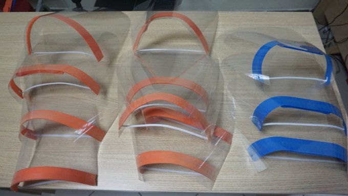 Mặt nạ này được làm từ chất liệu mica và xốp nên rất nhẹ nhàng.
