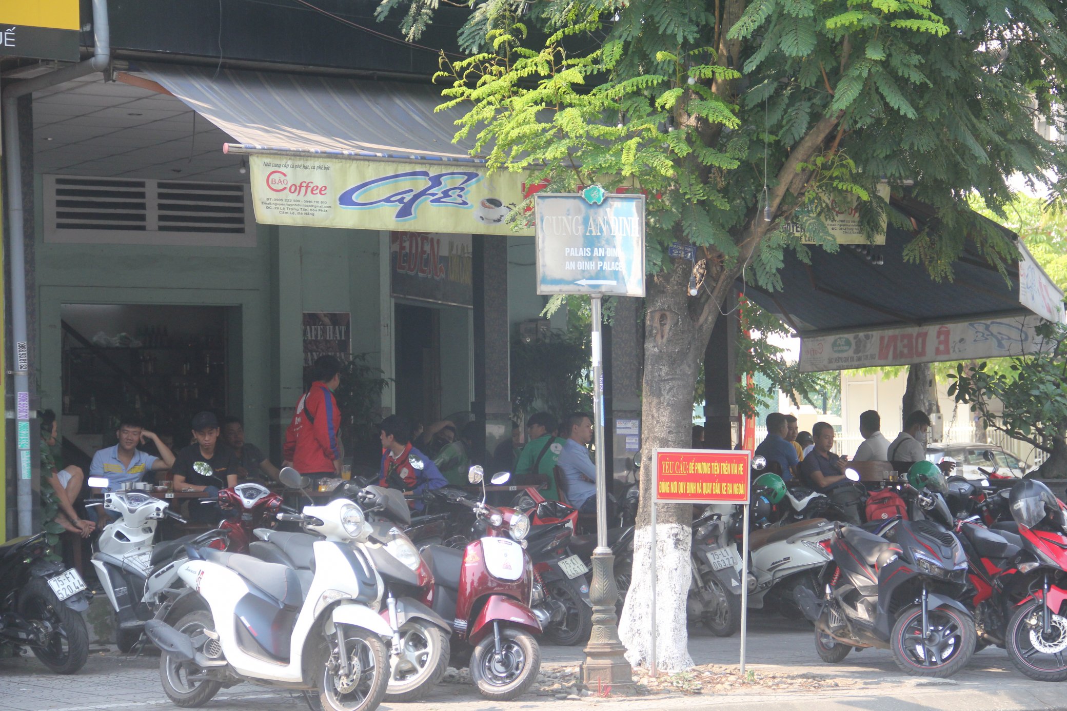 Tuy nhiên, bên cạnh đó, vẫn còn tình trạng một số quán cà phê mở cửa phục vụ khách như thường ngày.
