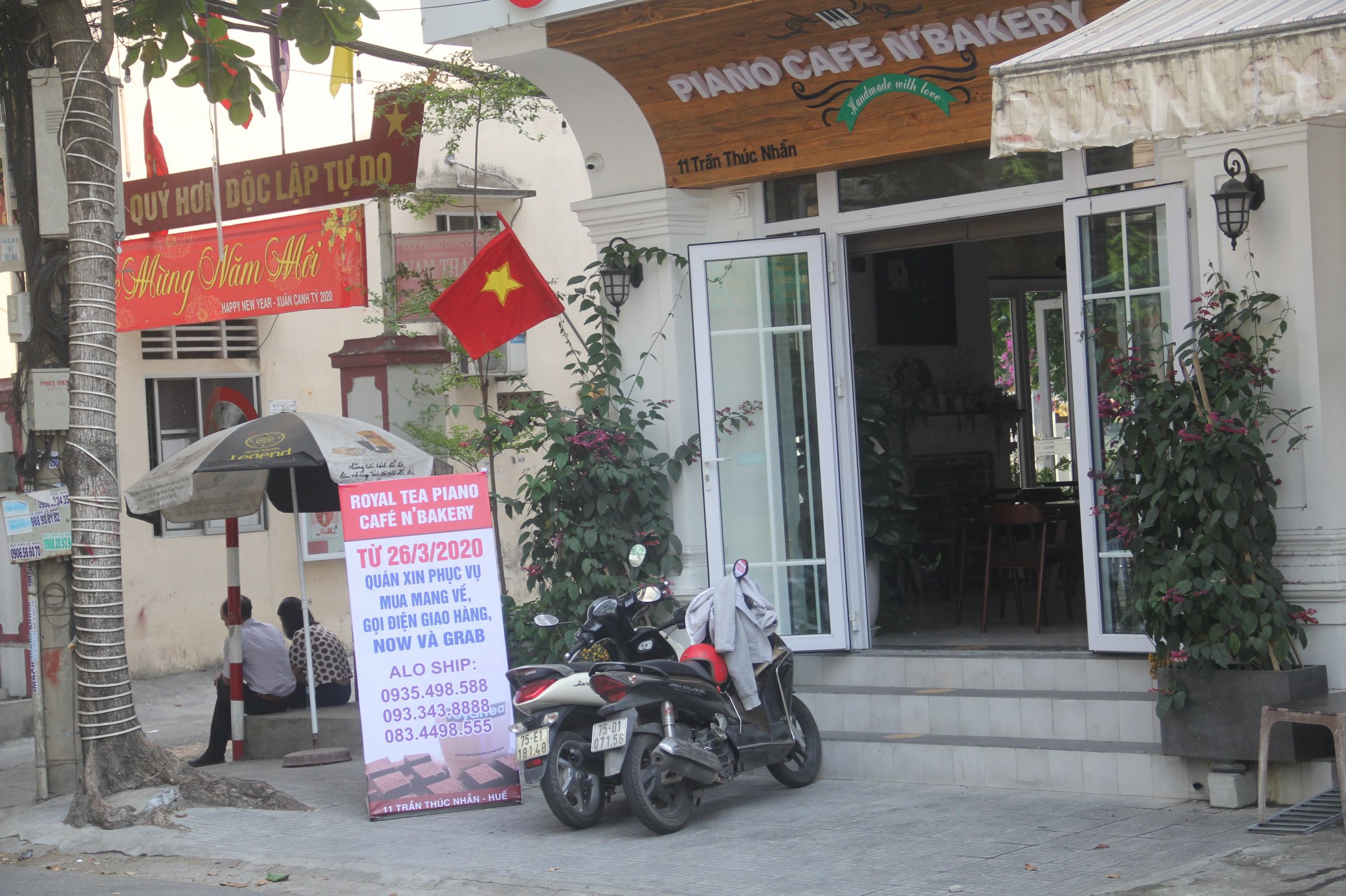 Quán xin phục vụ mua mang về, gọi điện giao hàng, Now và Grab.