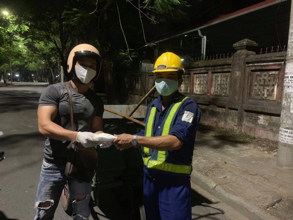 Tặng khẩu trang y tế cho người công nhân môi trường.