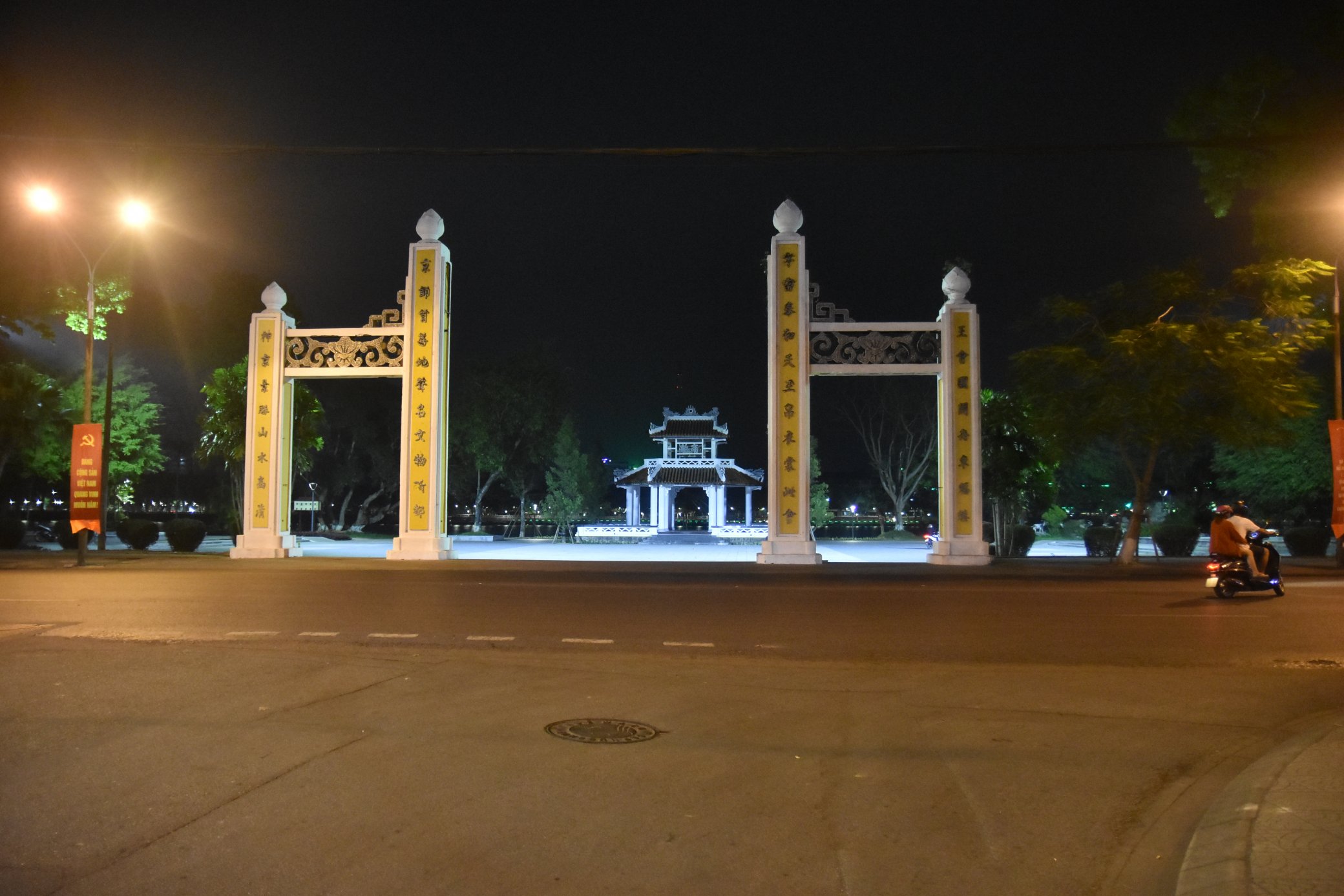 Công viên Thương Bạc lặng lẽ trong màn đêm.