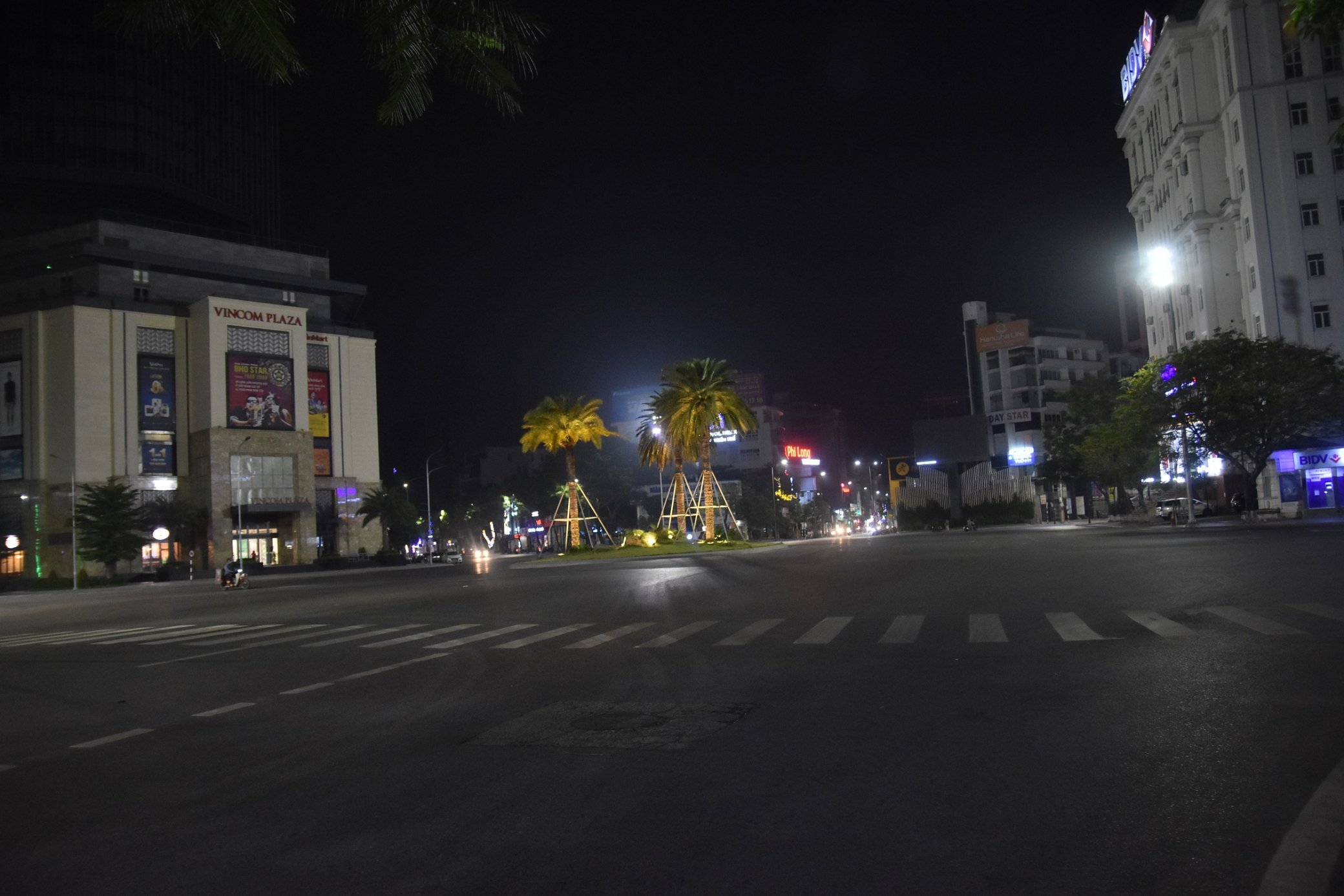 Không còn vẻ nhộn nhịp khi màn đêm buông xuống.