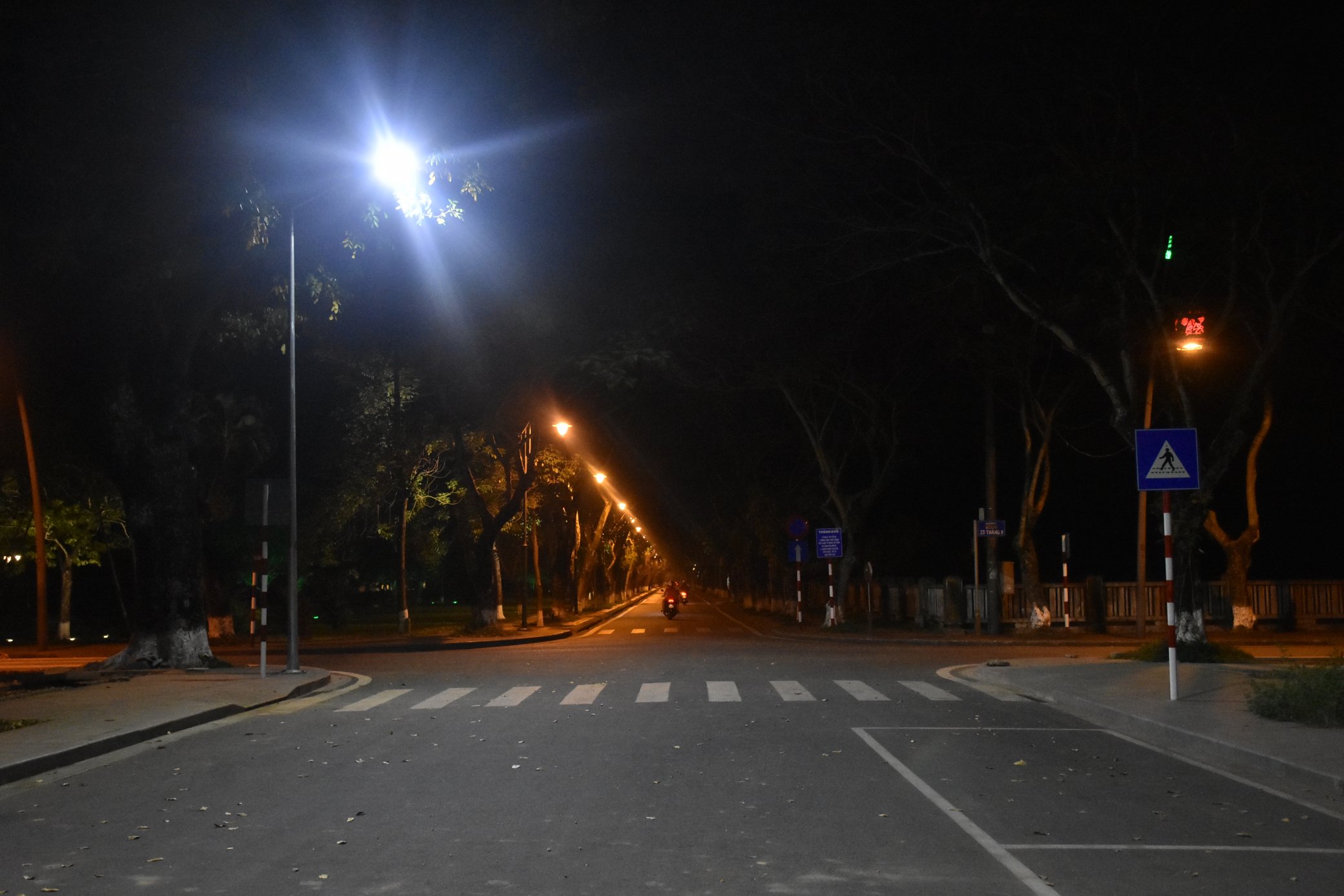 Người dân hạn chế di chuyển ra đường.