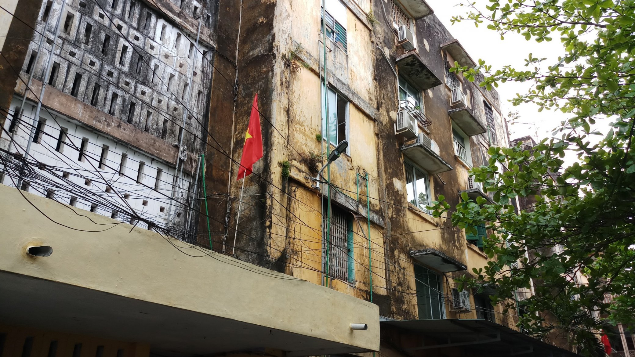 Chung cư cũ kỹ, xuống cấp.