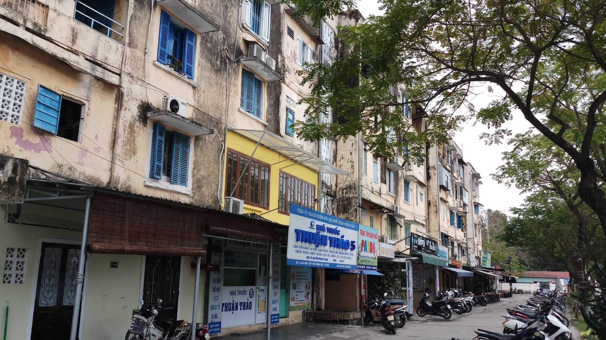 Nhiều hộ kinh doanh trái phép trong khu chung cư.