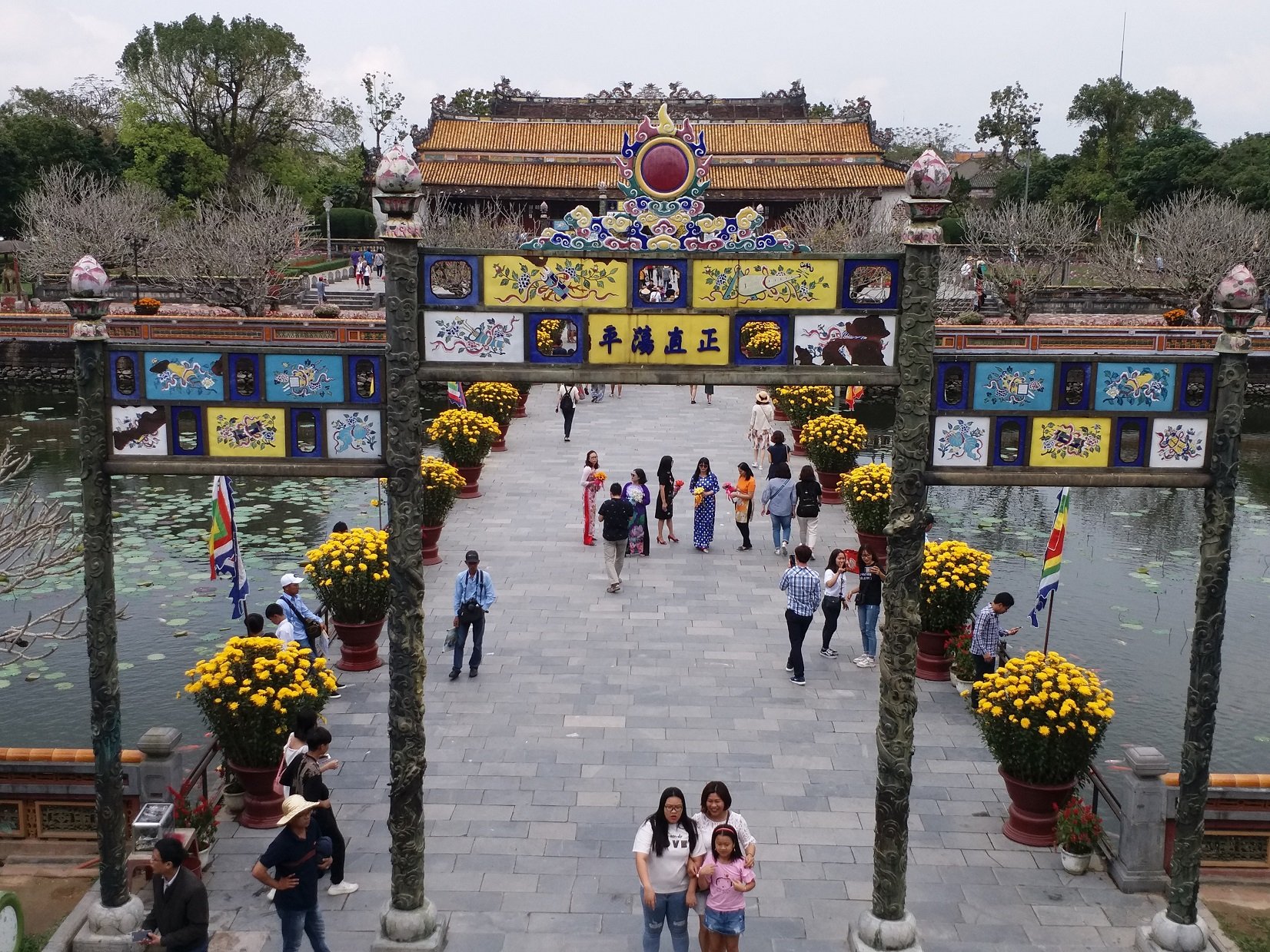 Tham quan Đại nội Huế.