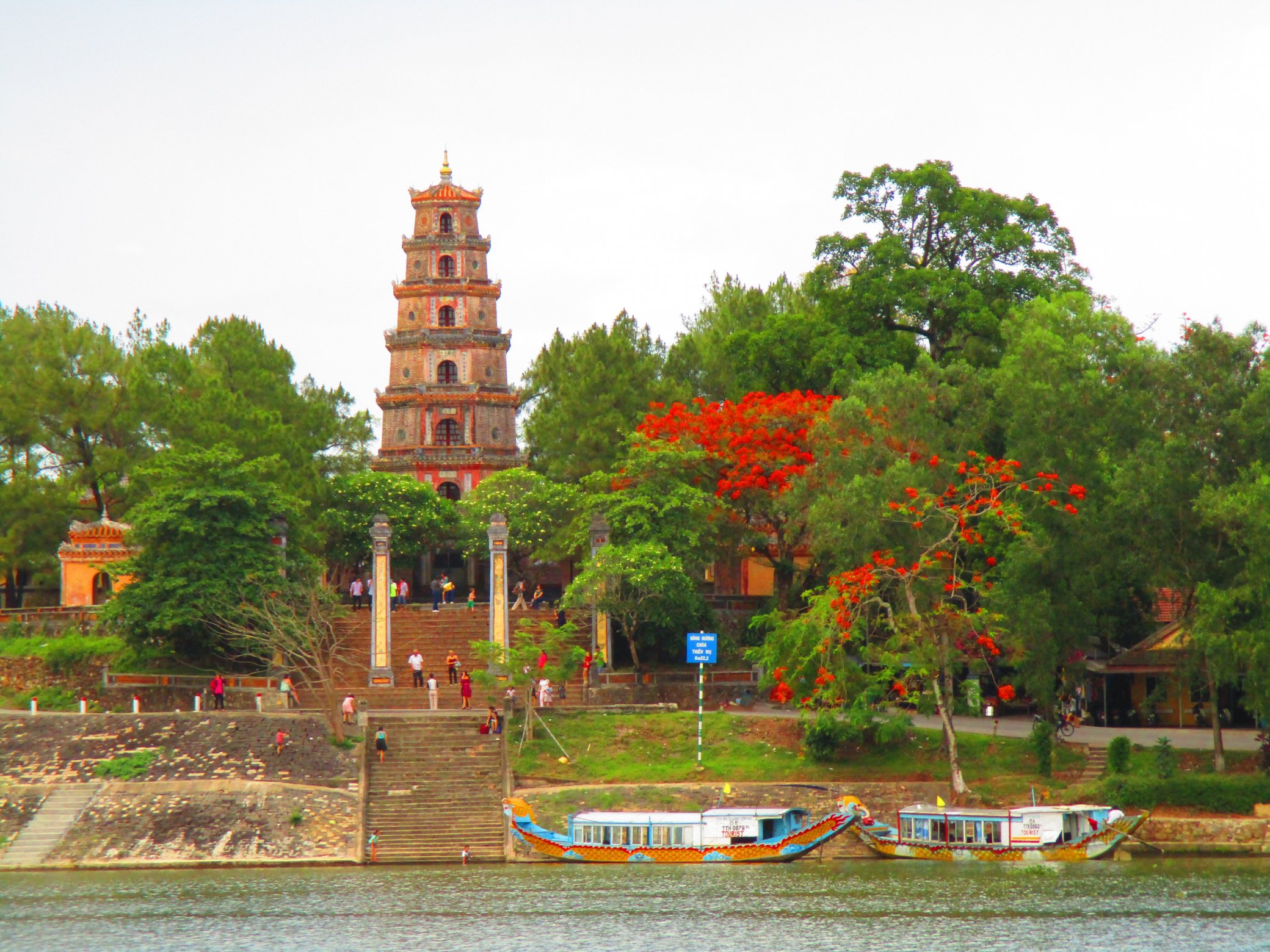 Chùa Thiên Mụ bên dòng sông Hương.