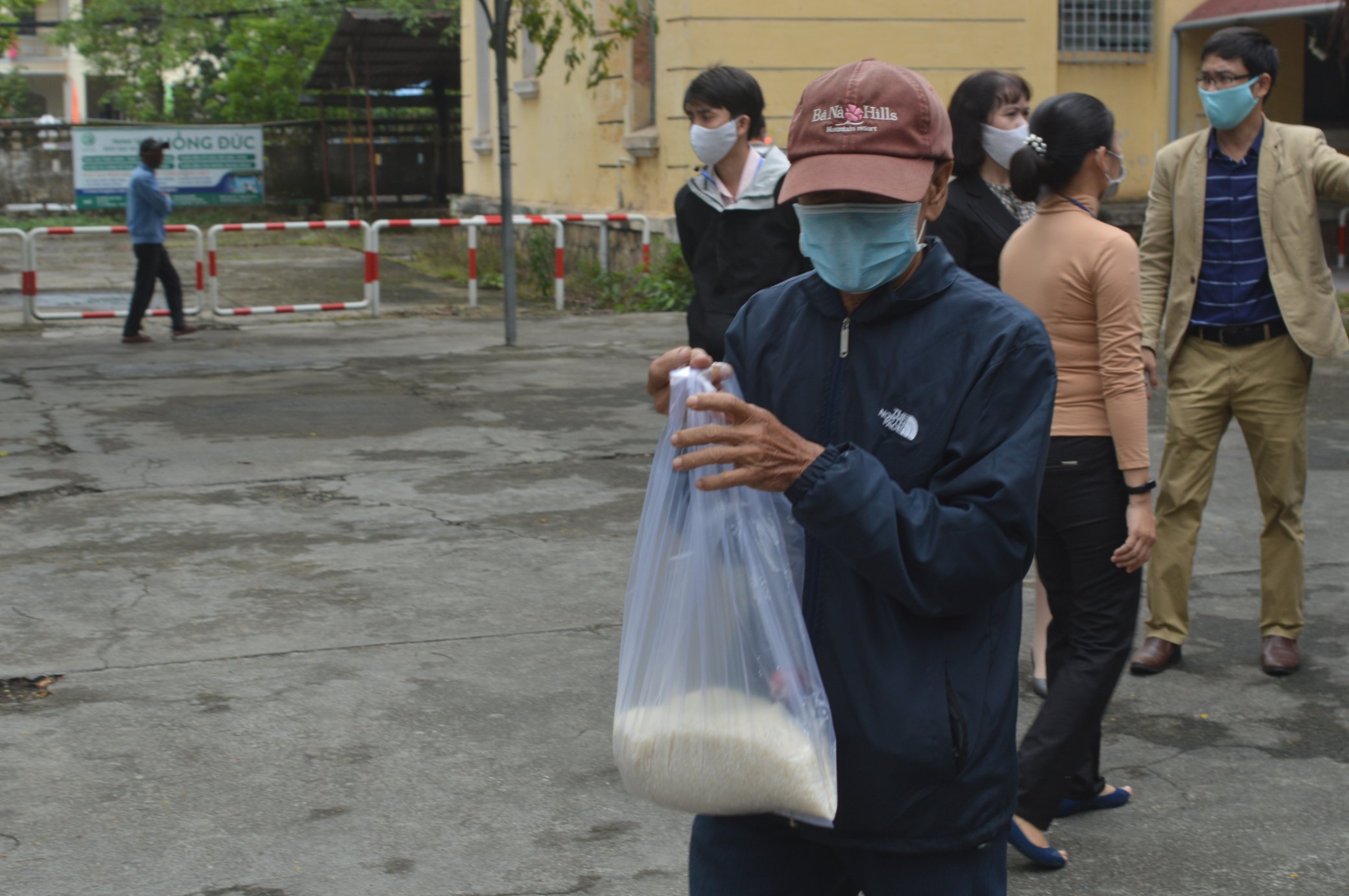 Vừa nhận xong suất gạo và nước mắm, ông Lê Hoàng Long (67 tuổi, ở Hương Long, TP Huế) vui mừng ra về. Ông Long nói: “Tôi làm nghề bán vé số. Trong đợt dịch Covid-19 này, tôi không làm gì được, vả lại cũng lớn tuổi rồi. Do đó, khi có nhóm thiện nguyện phát gạo miễn phí này thì từ tận đáy lòng xin cảm ơn đã giúp chúng tôi qua mùa dịch này”.