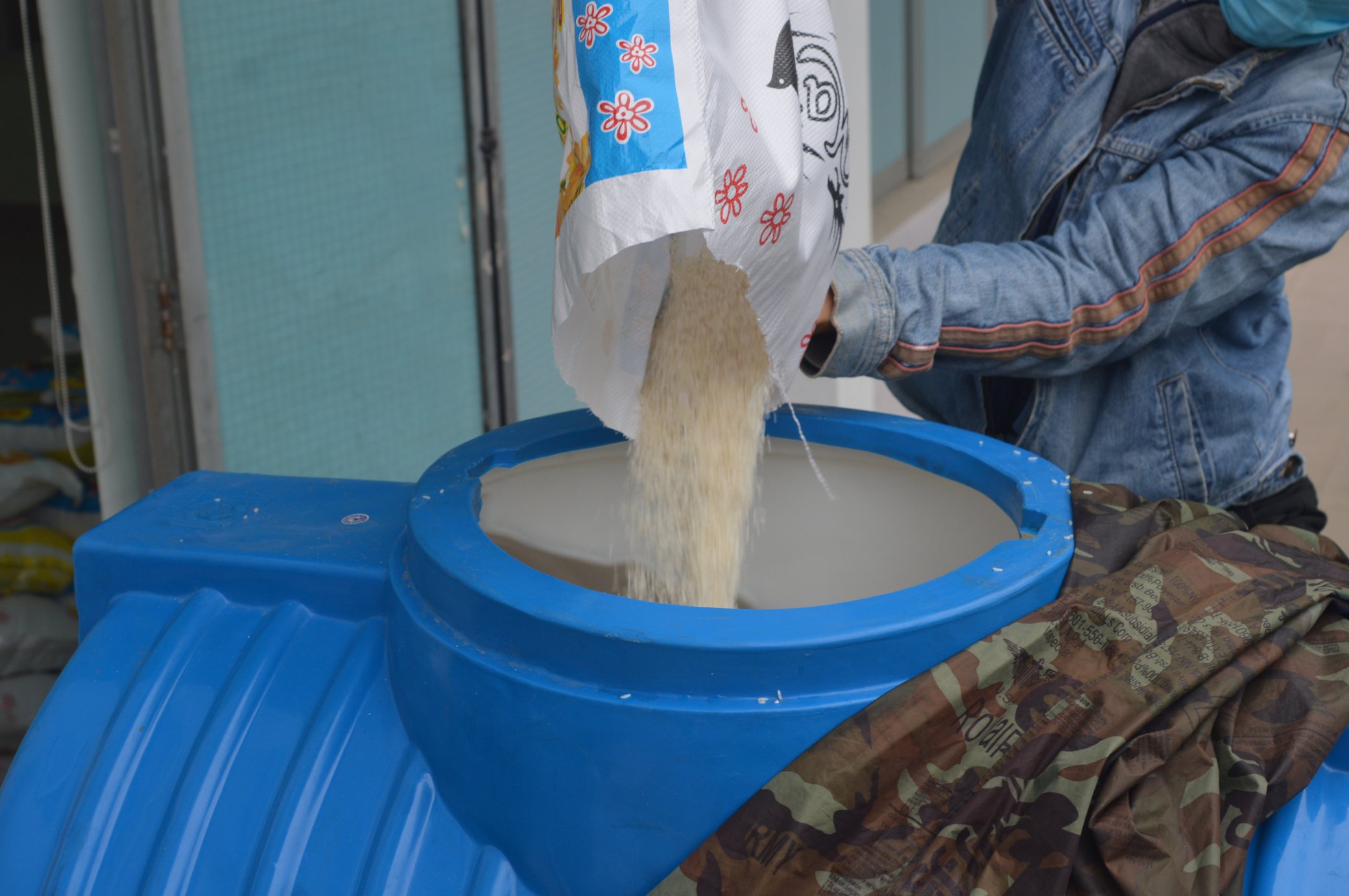 Trước mắt, nhóm đã chuyển về các địa điểm trên 2 tấn gạo/mỗi địa điểm để phát cho bà con có hoàn cảnh khó khăn.