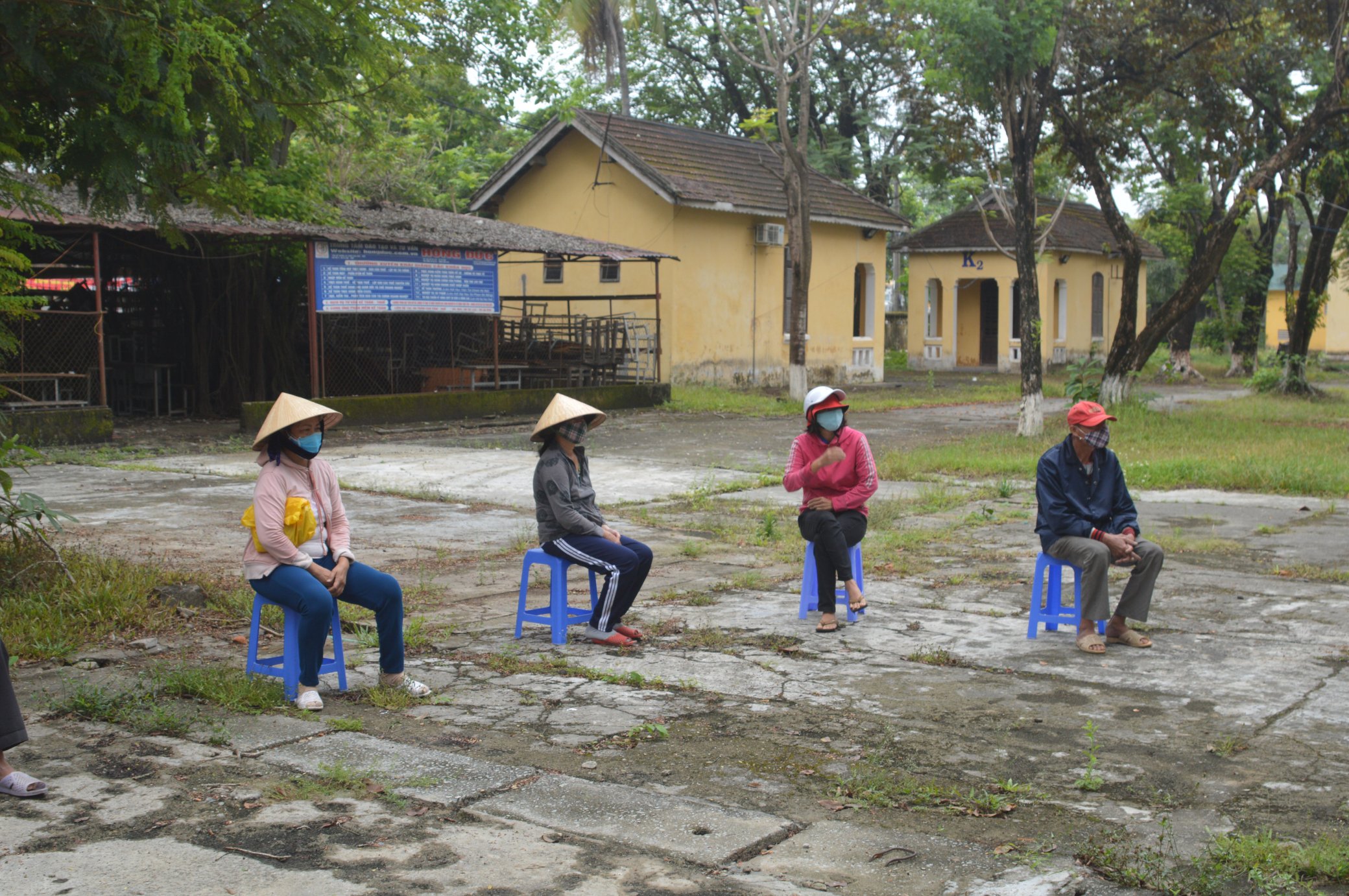 Từng đợt người vào ngồi sẵn.