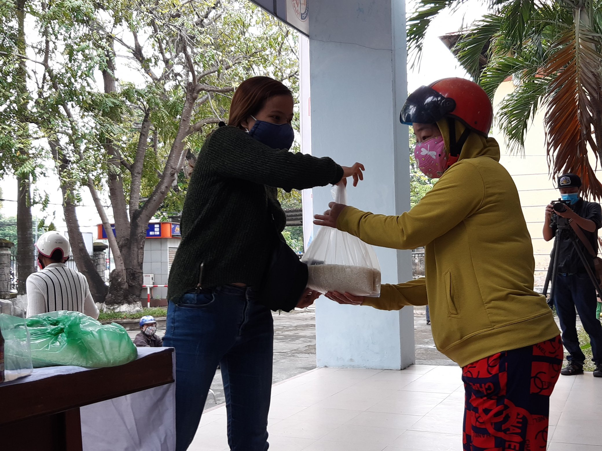 Tuy nhiên, sau đó, lượng người quá đông nên Ban tổ chức đã bỏ sẵn gạo vào trong bao và phát nhanh cho người dân.