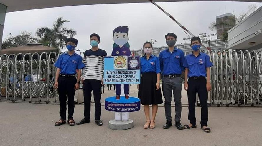Tặng sản phẩm thiết thực phục vụ người dân.