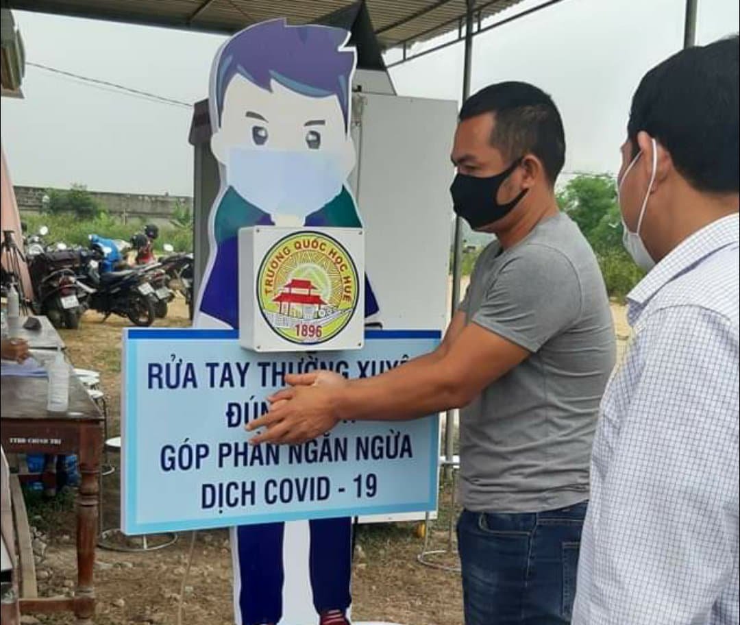 Người dân dùng chiếc máy rửa tay tự động.