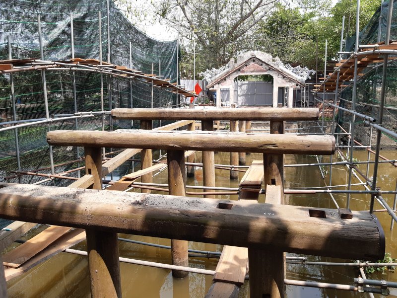 Theo tìm hiểu, cầu ngói Thanh Toàn là cây cầu được làm bằng gỗ, hình võng, dựng theo lối “thượng gia, hạ kiều” (tức là trên nhà, dưới cầu).